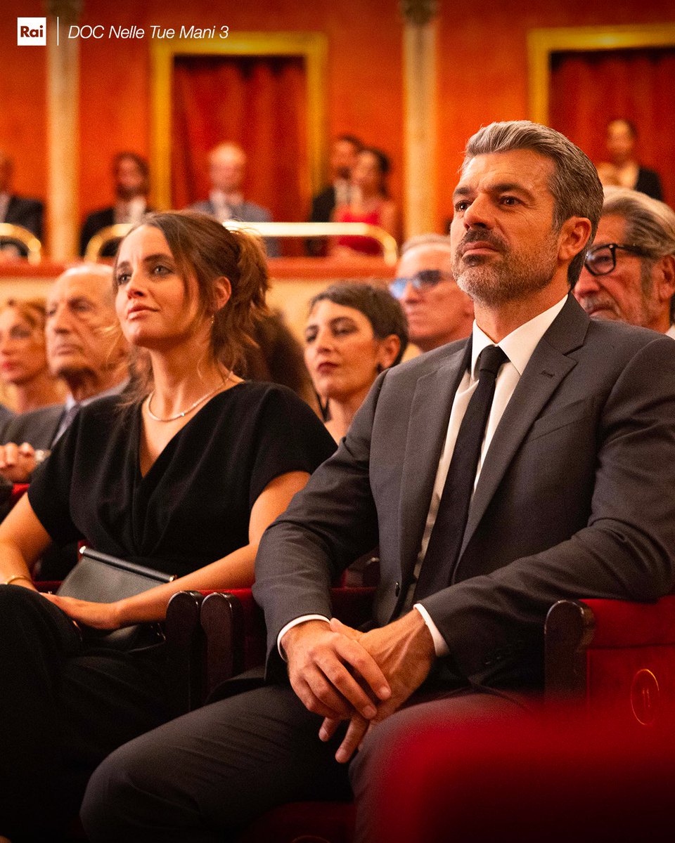 DocNelleTueMani's tweet image. #POV: É venerdì sera, hai appena salvato la vita e la carriera di una tua paziente, sei a teatro ad ascoltare il suo concerto e accanto a te c’è l’unica persona che ti capisce, ti vuole bene (per non dire altro) e ti sopporta da anni.
Nonostante tutto, sei felice e lo sai.

#DOC3