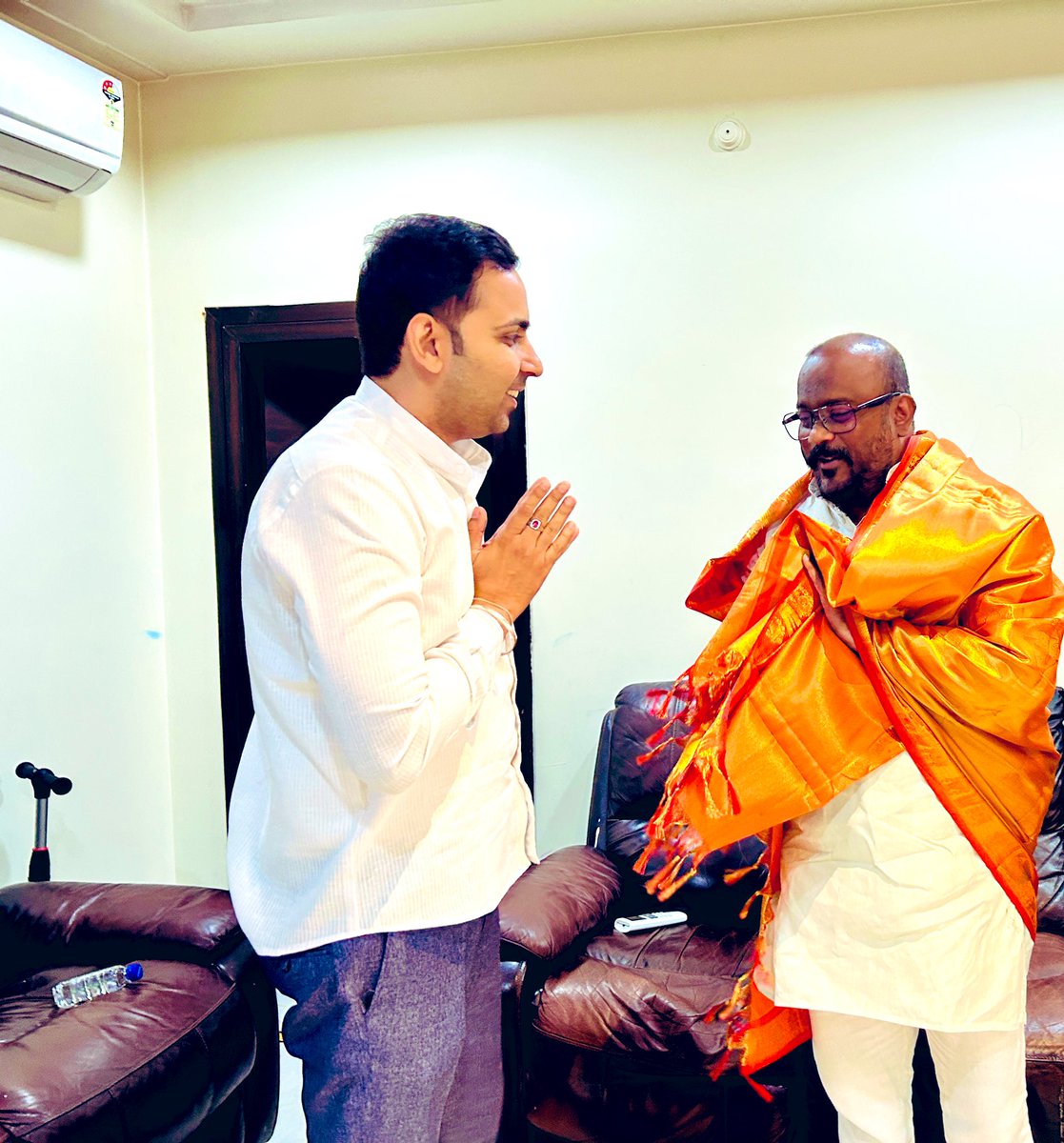 dmostvalued's tweet photo. This evening met and interacted with newly appointed BJP Mahankali Zilla President, @BharatGundagoni garu at and conveyed my best wishes to him for this new responsibility. Assured him of all the support from Secunderabad Cantonment Assembly and especially from Ward 6! #BJPTS https://t.co/Xa47MOBOkY