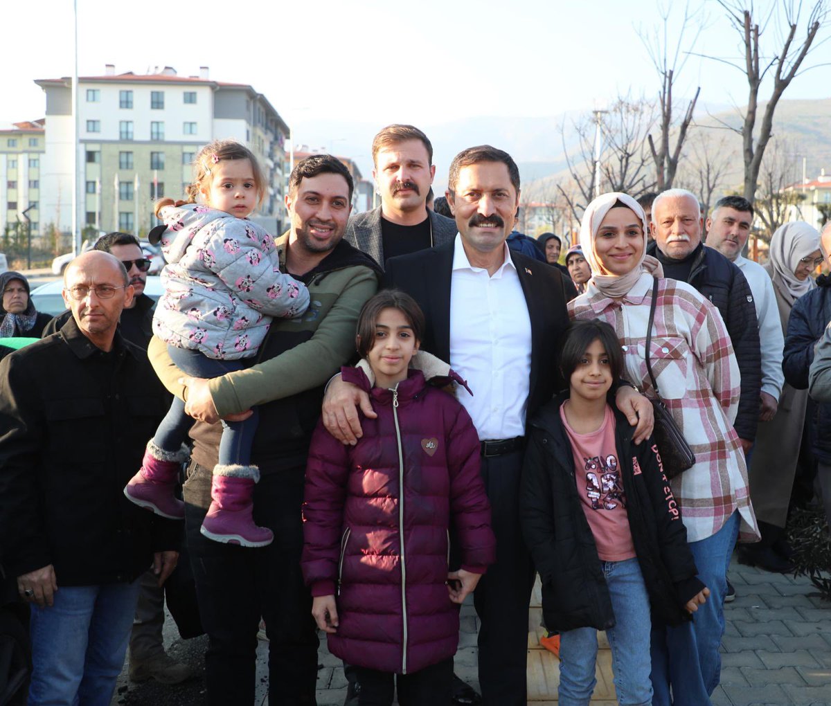 Asırların felaketini yaşamış kadim şehrimizde, yaraları sarmak için gece gündüz demeden, devletimizin tüm imkânlarını seferber ederek çalışan yönetimi karalamak, siyasi rant uğruna yapılan ucuz bir söylemdir. 
Depremin olumsuz etkilerini azaltmak ve vatandaşlarımızın