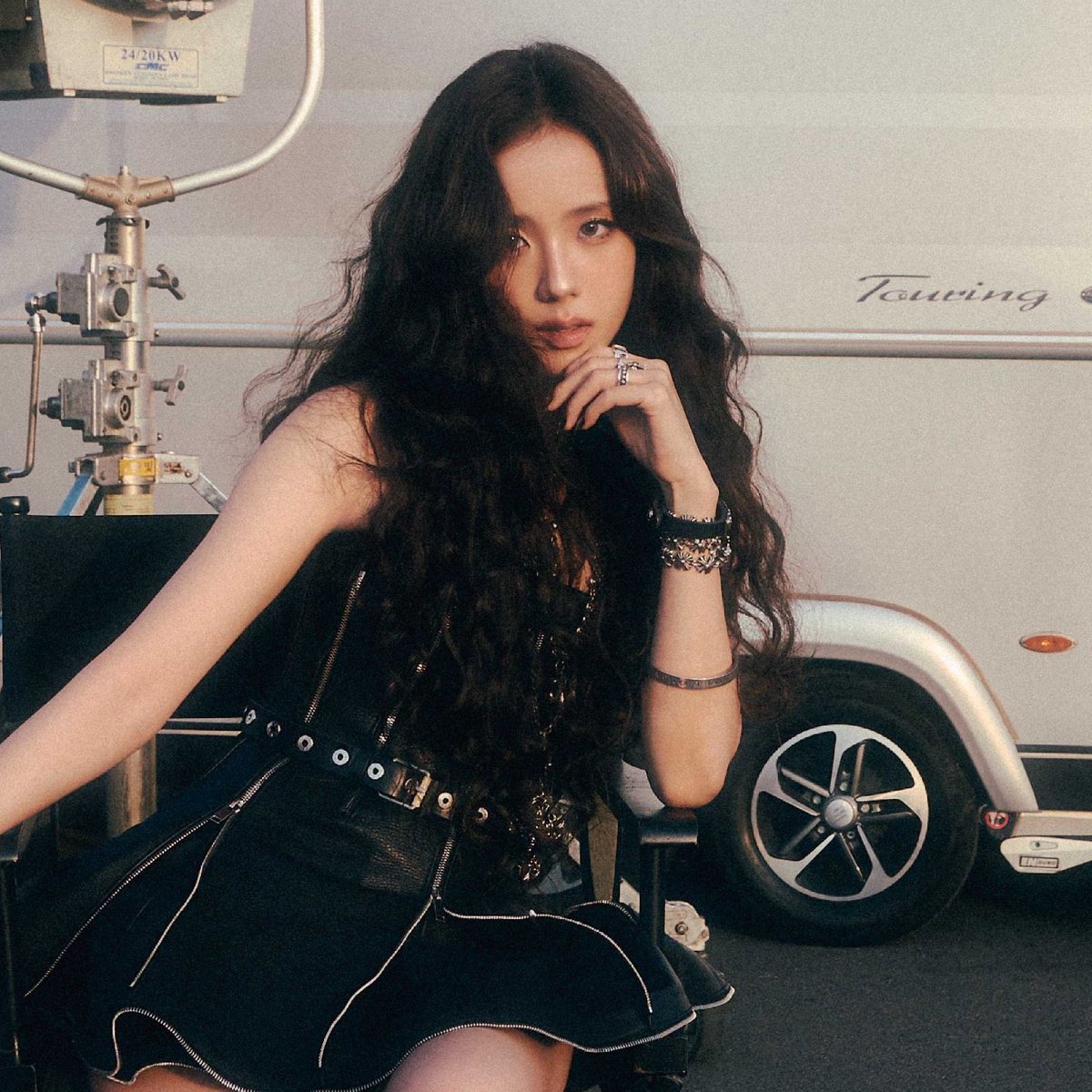 TigerVaultRec's tweet image. Jisoo says she’s aware that Tiger Vault Records has put up her album up for pre-order on their website.
“I think I might buy a copy to see which photo card I pull. I don’t remember what photos I took.”