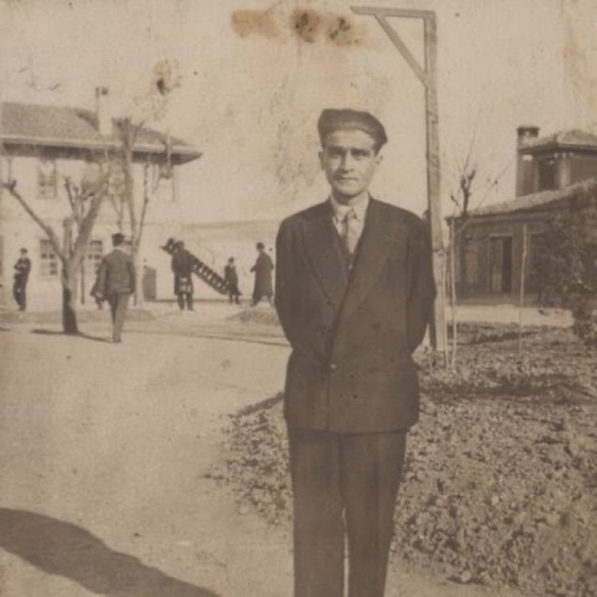 Türkiye evlatlarına kendisinden başka bir şeyle meşgul olmak imkanını vermiyor.

Ahmet Hamdi Tanpınar