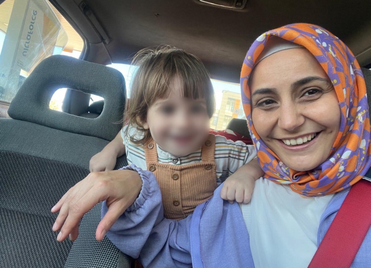 Mervane Albayrak kimya öğretmeni.
Kesinleşmiş bir cezası yok.
🎗️
Oğlu Muaz Safa 3.5 yaşında.
Kas hastalığı (DMD) var.
🎗️
Mervane hanım, oğlu Muaz’ı
doktora götürdüğü
esnada tutuklandı.
Hasta Muaz annesiz bırakıldı.
‼️
MuazaAnnesini Verin
‼️