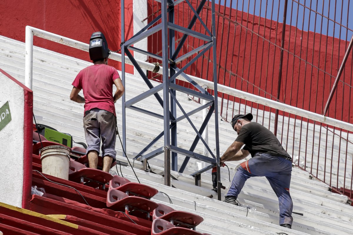 CAHuracan's tweet photo. Montaje e Instalación de Cartel Led en la Tribuna Stábile 📣

🖥️ Tiene una dimensión de 10 metros por 6 de altura y es uno de los mas grandes instalados en Argentina

Se trata de una estructura con perfiles metálicos tomados con anclajes químicos a la estructura resistente del estadio.

Ya está instalada la fibra óptica que se alimentará de datos, próximamente se materializará la conexión de tensión y el montaje de los módulos led que lo componen.

🔜 De no mediar inconvenientes climáticos, el cartel se inaugurará en los próximos días

¡Las obras quedan!
#VamosGlobo 🎈
#HuracánYNadaMás