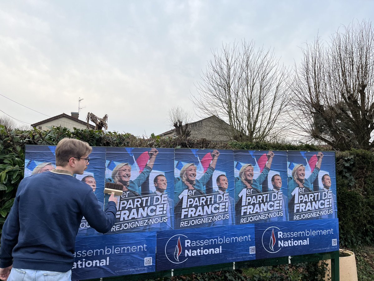 AymericMgls's tweet photo. Campagne permanente : cette semaine encore, le @RN_Charente était sur le terrain ! 🇫🇷

Rejoignez-nous : ⤵️
  
➡️ https://t.co/ozPHTfaF4S

#Jusqualavictoire #1erpartideFrance https://t.co/SJNuljUHH3