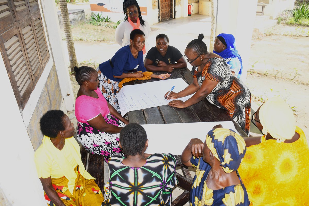 KwetuKE's tweet photo. Success! The FEED Project Poultry Farming Training wrapped up after 5 days of empowering smallholder farmers in Kilifi South & Ganze. Farmers gained skills in record-keeping, waste management & more! #SustainableFarming #CommunityImpact #PoultryTraining #EmpoweringFarmers https://t.co/TvA2P1g0tZ