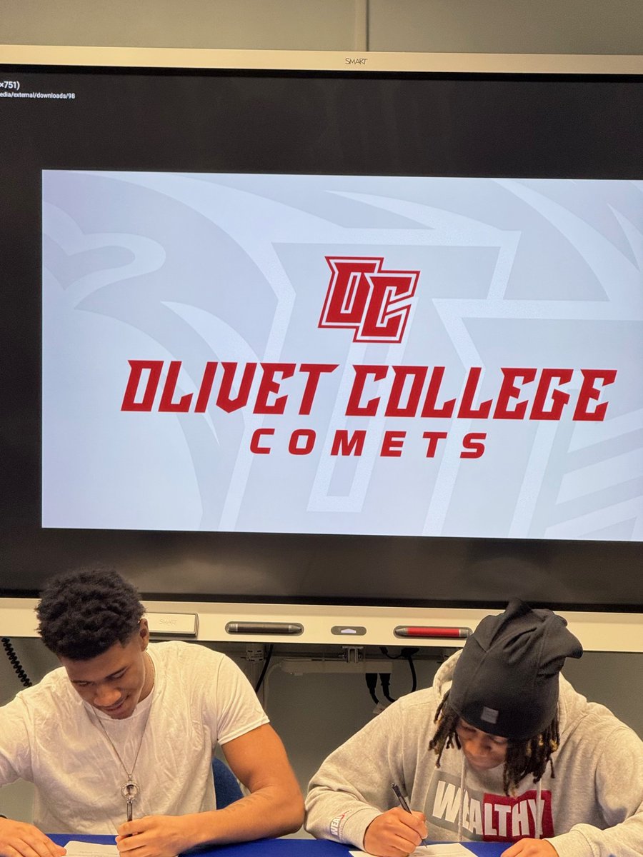 WarrenWoodsTHS's tweet photo. What an awesome way to celebrate Super Bowl Sunday! Congratulations to WWT football players Josh Golding &amp; Arnell Logan on signing with Lawrence Tech and Kordae Howard &amp; Stevonne Wortham on signing with Olivet!!! https://t.co/Rg9bHpd8e3