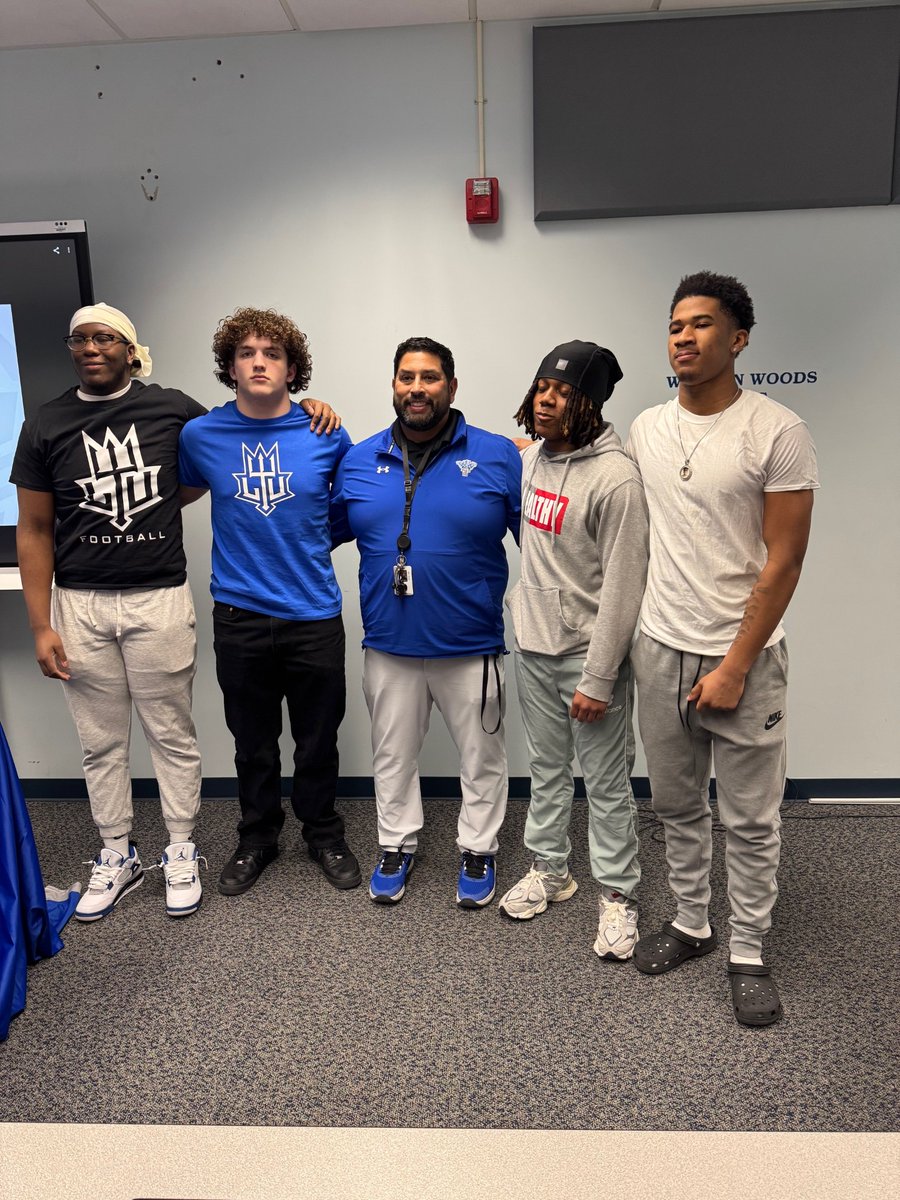 WarrenWoodsTHS's tweet photo. What an awesome way to celebrate Super Bowl Sunday! Congratulations to WWT football players Josh Golding &amp; Arnell Logan on signing with Lawrence Tech and Kordae Howard &amp; Stevonne Wortham on signing with Olivet!!! https://t.co/Rg9bHpd8e3