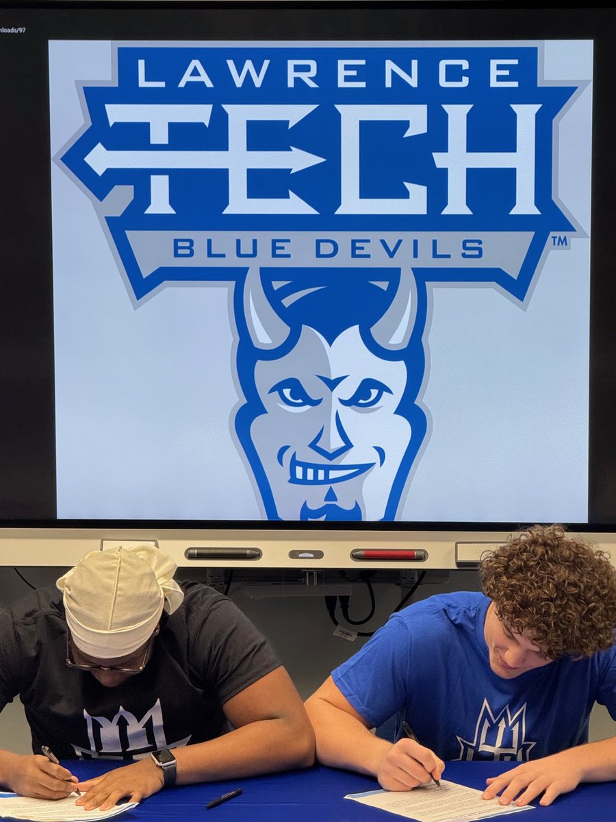 WarrenWoodsTHS's tweet photo. What an awesome way to celebrate Super Bowl Sunday! Congratulations to WWT football players Josh Golding &amp; Arnell Logan on signing with Lawrence Tech and Kordae Howard &amp; Stevonne Wortham on signing with Olivet!!! https://t.co/Rg9bHpd8e3