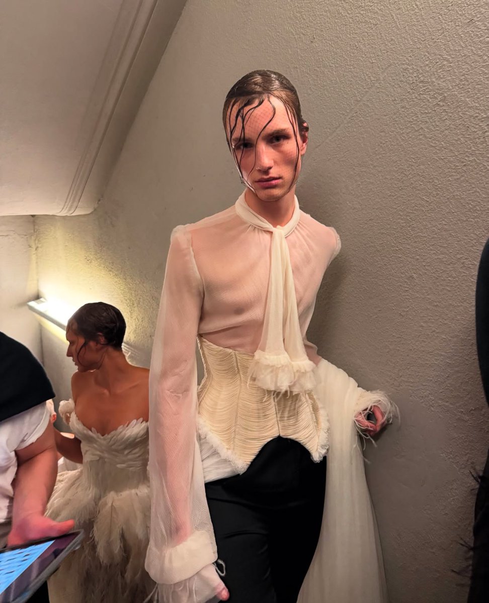 pinkmochhi's tweet photo. Backstage at Jean Paul Gaultier spring 2025 haute couture https://t.co/oJLtvPgkhI