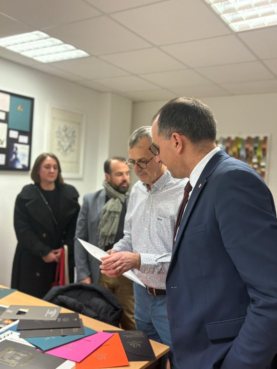 Visite avec <a href="/cmarPDL/">Chambre de métiers et de l'artisanat Pays de Loire</a> et <a href="/fredbrangeon/">frederic Brangeon</a> de plusieurs entreprises orvaltaises. 

Imprimerie, horlogerie, boucherie, salon de coiffure, toutes ont à cœur de transmettre leurs savoir-faire. 

Riches échanges pour travailler au développement de l’artisanat français.