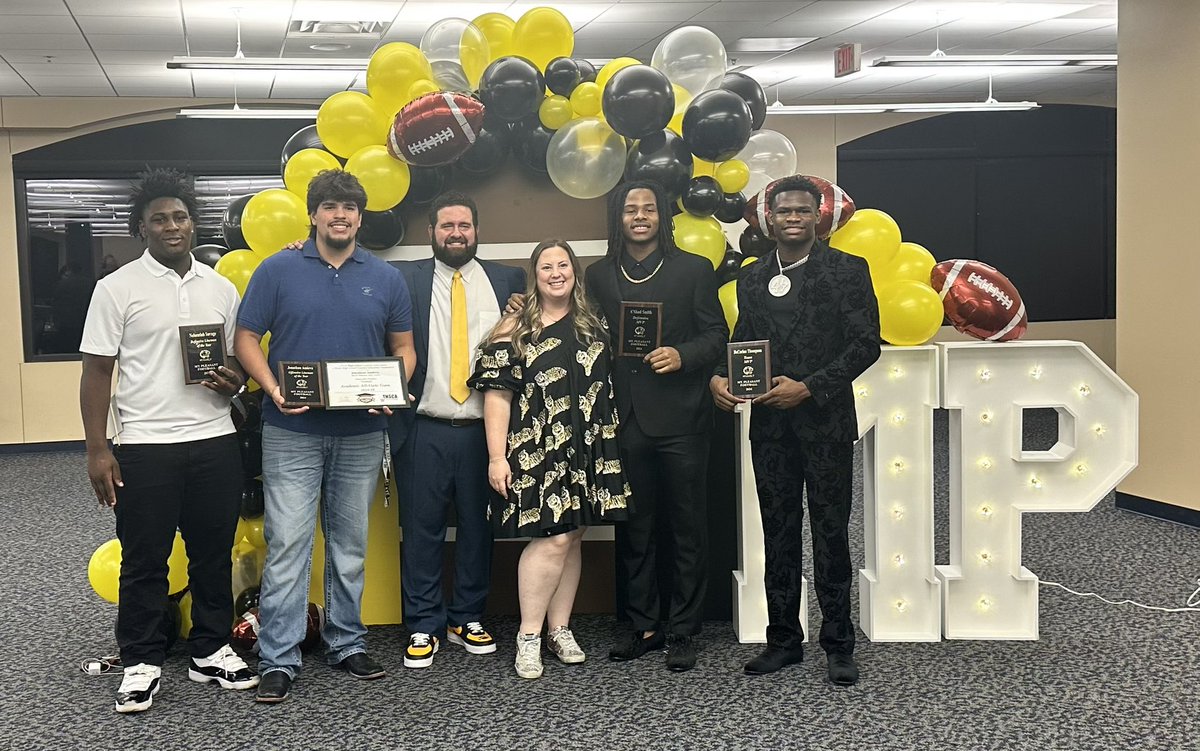 Coach_Cluley's tweet image. 2024 Football Banquet was a success! Thank you to all involved and a big shoutout to @MrsCoachCluley for always making this and every other event so special! #Family