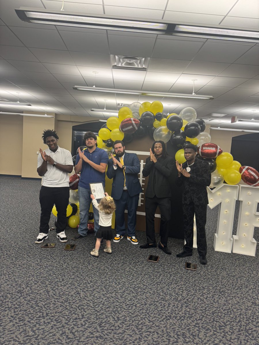 Coach_Cluley's tweet image. 2024 Football Banquet was a success! Thank you to all involved and a big shoutout to @MrsCoachCluley for always making this and every other event so special! #Family