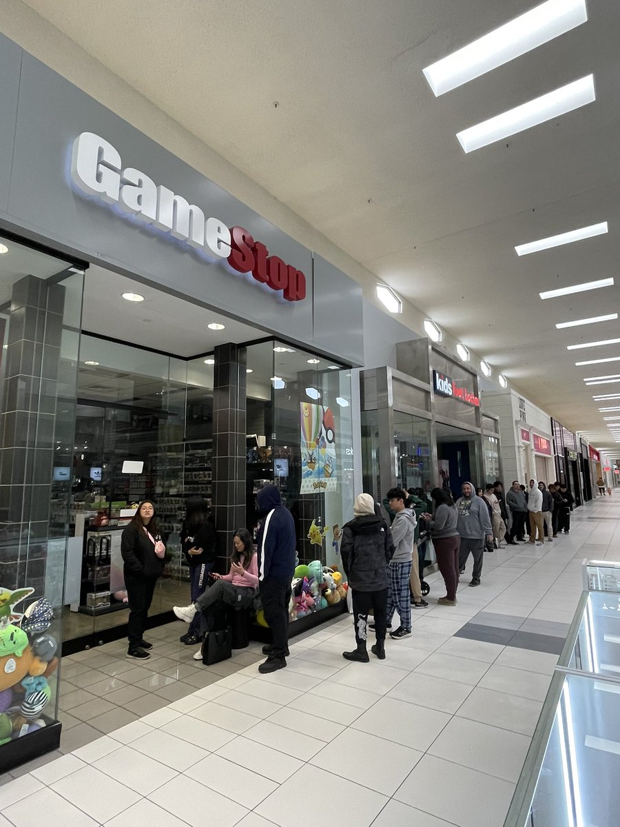 Respectmost's tweet image. All the build up &amp;amp; promo ads, No sign on the door. Ppl been waiting for hours only for the employee to come and say they only have 2 available??? @gamestop we need answers.