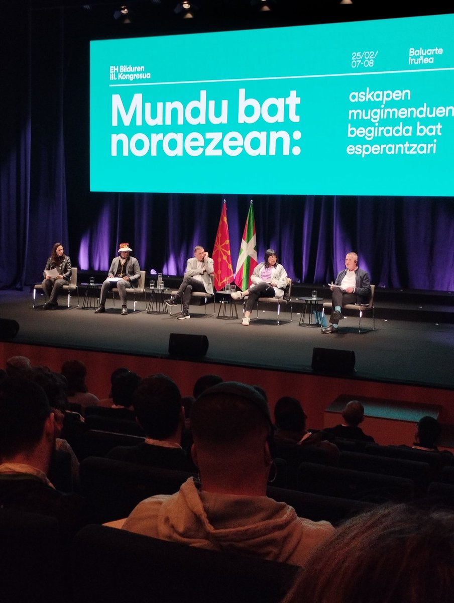 Nazio askapen zenbait mugimenduen  ahots, gurekin batera Iruñeko Baluarten, nazioarteko egoera kezkagartiaz hausnartzen, EHBilduren kongresuko atarian.<a href="/ehbildu/">EH Bildu</a> <a href="/EHBilduNafarroa/">EH Bildu Nafarroa</a>