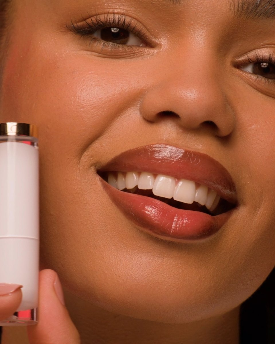 REVLONMexico's tweet photo. El Super Lustrous cambió de empaque, pero no de fórmula.
Enamórate de su acabado brilloso y aplicación suave 😍.
#Revlon #RevlonMexico #Labiales #SuperLustrous https://t.co/qrADolMd4c