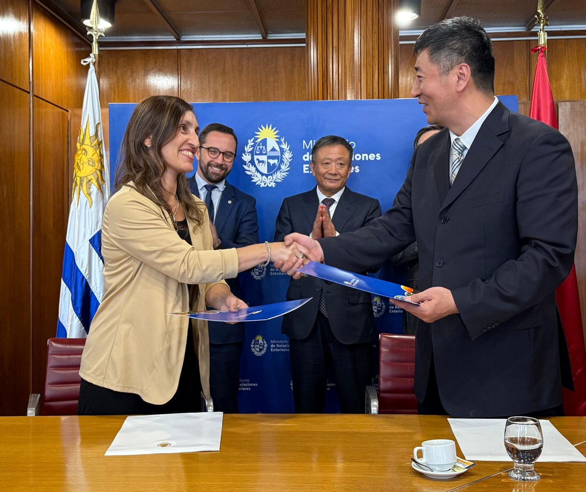 En dicha instancia se realizó el intercambio de las notas de hermanamiento entre la región de Mongolia interior 🇨🇳 y el Departamento de San José 🇺🇾.