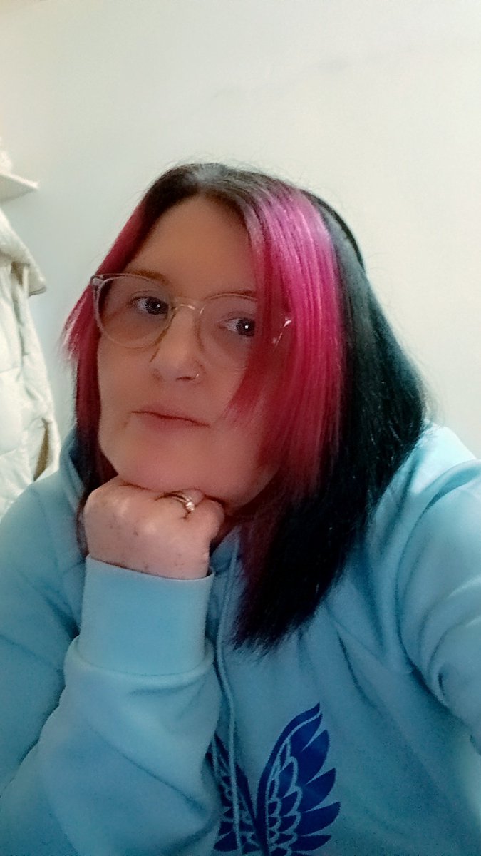 LRobertson8396's tweet photo. Got bored, decided it was time to change the hair #backtothedarkside #colourpop https://t.co/106Ijz7134