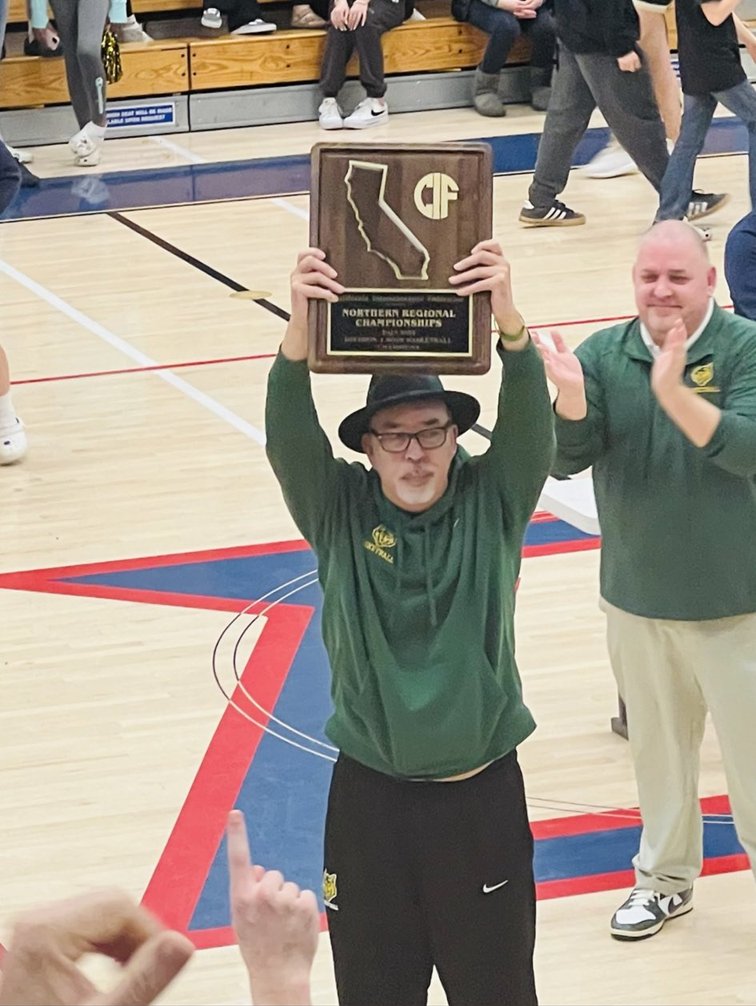 Remembering the great Hans de Lannoy.

Free for all to read: bayprepsinsider.substack.com/p/remembering-…

📸: <a href="/RheaBotteen/">Rhea Botteen</a>

<a href="/BasketballSrv/">SRVBasketball</a> <a href="/WERSR/">San Ramon Valley HS</a> <a href="/_SRV_Athletics/">SRVHS Athletics</a> <a href="/elliotconley1/">Elliot Conley</a>