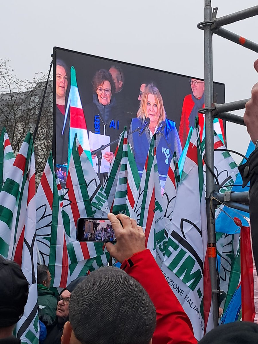 kovo_odbory's tweet photo. 🔥 OZ KOVO v Bruseli! 🔥

Dňa 5.2.2025 sme sa boli na proteste industriAll Europe za spravodlivé mzdy, istú prácu &amp; spravodlivú transformáciu!

Naša predsedníčka Monika Benedeková vyzvala na skutočné zmeny pre pracovníkov TERAZ! ✊

#SpravodlivéMzdy #Solidarita #OZKOVO https://t.co/nUXP8IUb2q