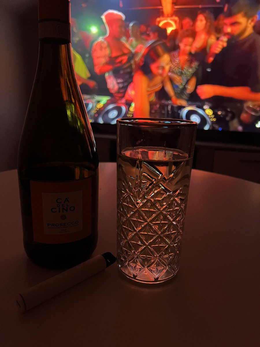 Während du dein Geld an mich abdrückst genieße ich meinen Prosecco bei guter Musik.
Wenn du Glück hast und genug gezahlt hast kriegst du vlt ein Paar getragene Socken von mir du Nichtsnutz! 
#findomsklave #findomfeet #findomcash #findom #RTGame #loser #FinancialDomination  #Feet