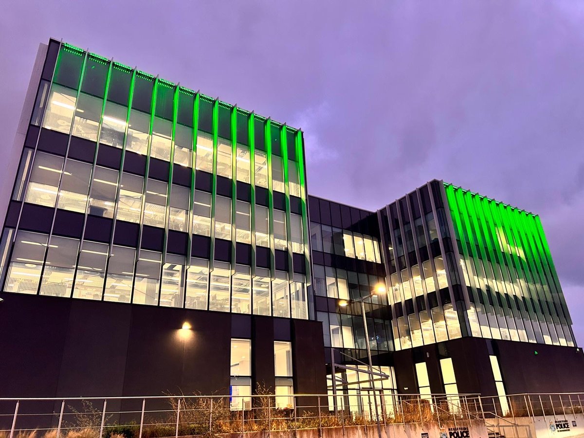 Merseyside Police (@merseypolice) on Twitter photo Our Headquarters is glowing green this evening for <a href="/ClatterbridgeCC/">Clatterbridge Cancer Charity</a>'s Glow Green Night Walk!💚
The 5-mile walk, that begins at 7.30pm, is helping to raise vital funds to support cancer patients in #Merseyside and beyond👏
Find out more here ➡️clatterbridgecharity.org/events/glow-gr… Our Headquarters is glowing green this evening for <a href="/ClatterbridgeCC/">Clatterbridge Cancer Charity</a>'s Glow Green Night Walk!💚
The 5-mile walk, that begins at 7.30pm, is helping to raise vital funds to support cancer patients in #Merseyside and beyond👏
Find out more here ➡️clatterbridgecharity.org/events/glow-gr…