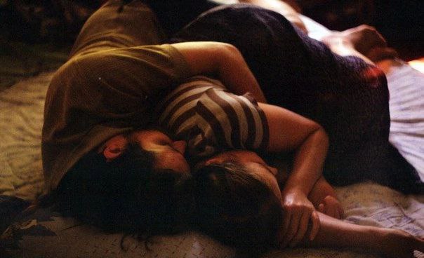 گاهی حتّی در یک شهر بودن هم کافی نیست؛
آدمی دلش می‌خواهد
در یک خیابان، در یک خانه
در یک اتاق، در یک تخت‌خواب
با کسی باشد که نفسش را نفس بکشد.

• جمال ثریا