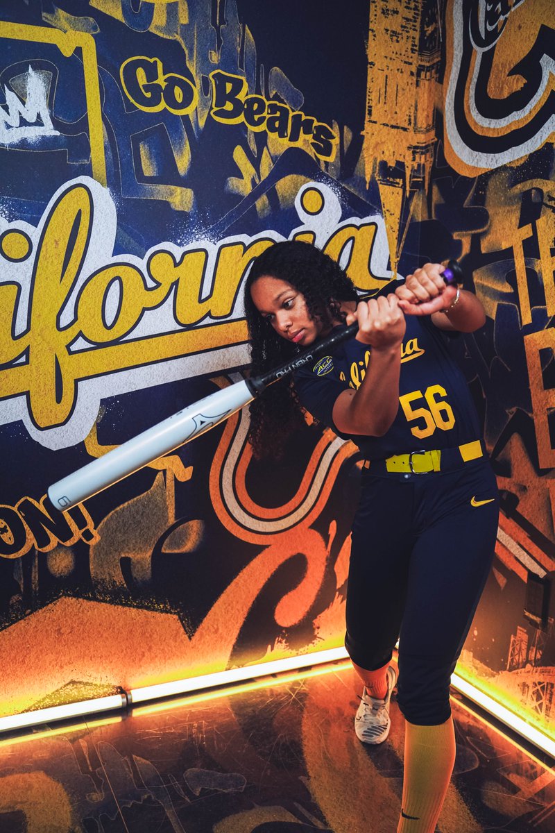 E2 | Mia Phillips homers in her first collegiate at-bat to increase the Bears lead! 

Cal - 3 | Minnesota - 0    

#GoBears