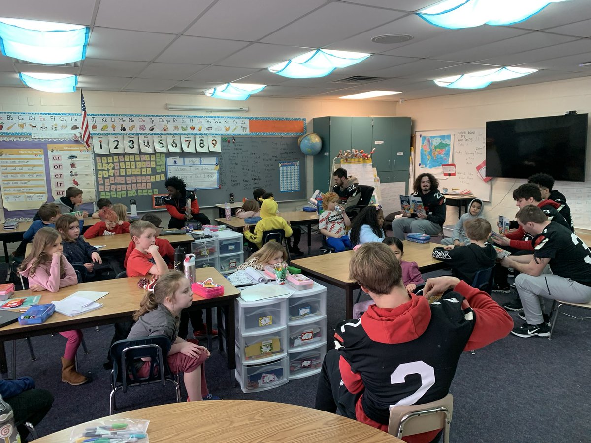 CoachTomWatts's tweet photo. @secondandseven at Conger Elementary 🔴⚫️ #readersandleaders #RollShops https://t.co/Mu4POdbEPh