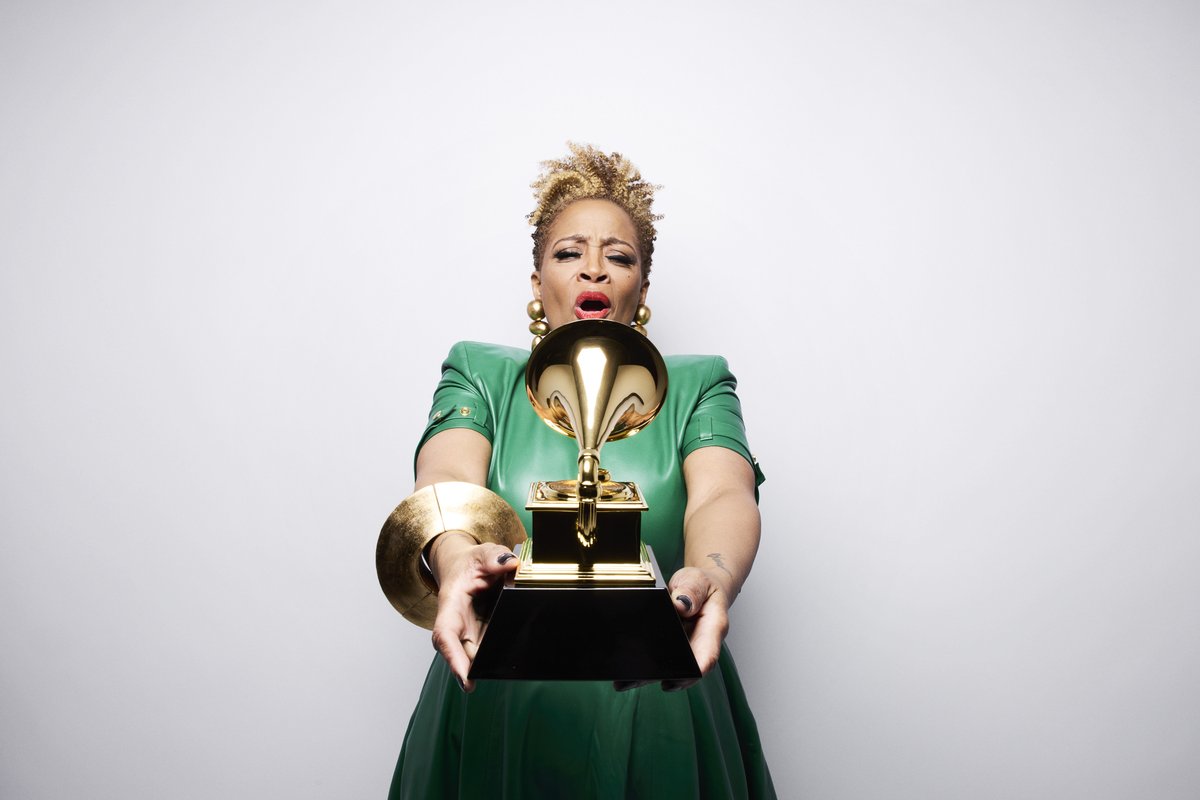 Winning a GRAMMY, it’s just the Gemini in @averysunshine 💫 #GRAMMYs