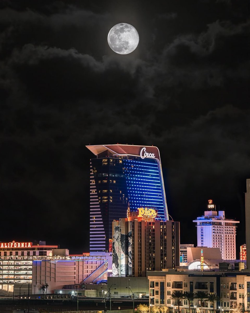 CircaLasVegas's tweet photo. Please look at the moon - it's not ALWAYS about us... 😏💅

#CircaLasVegas https://t.co/BrtTgfff1Y