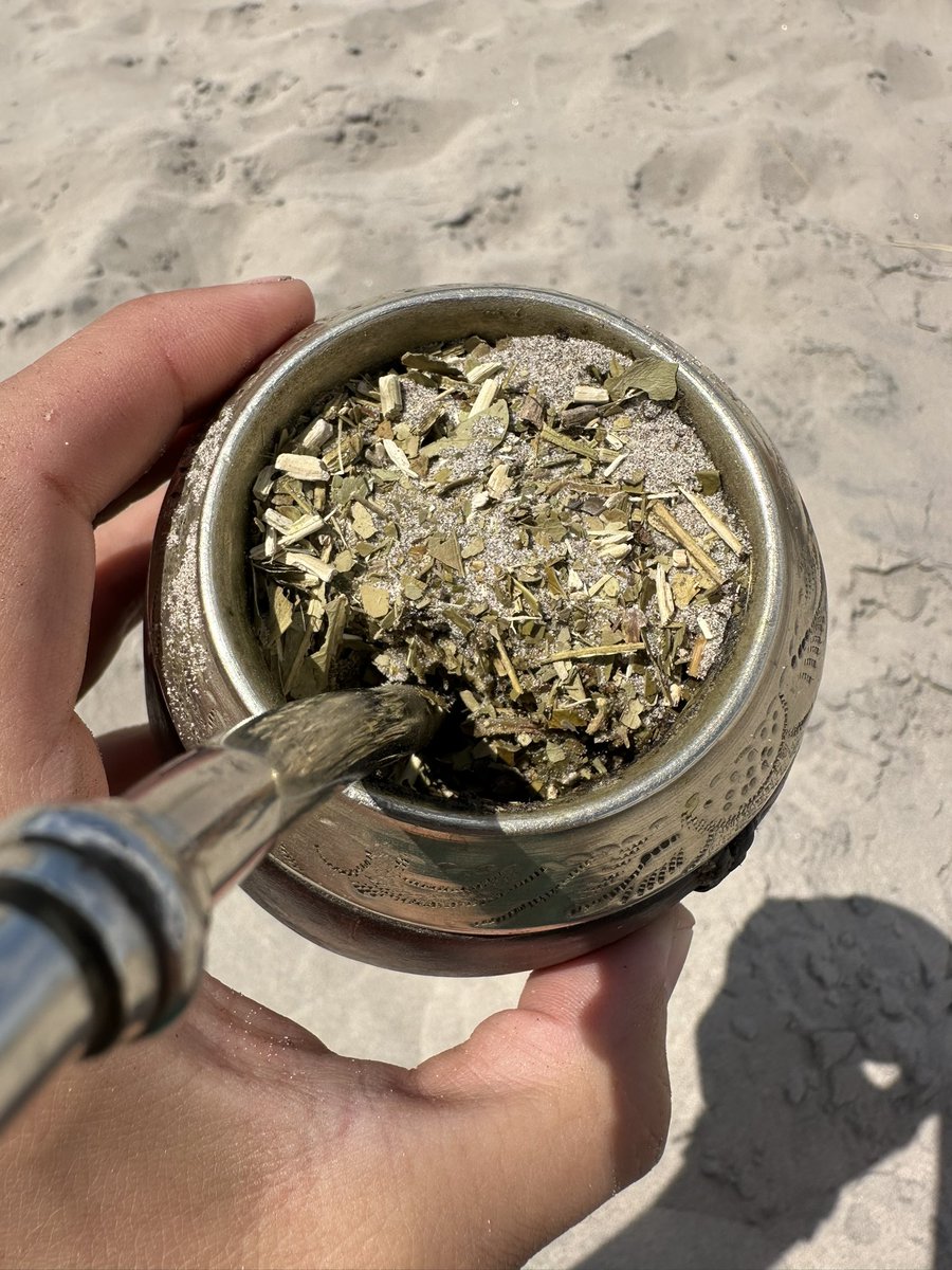 gui10road's tweet photo. Siendo felices en Playas Doradas, Argentina 🏖️

Km y km de playa, la arena más fina de todas, el mar realmente transparente, el agua con la mejor temperatura de la patagonia y una tranquilidad absoluta

Pd: buenos mates con yuyos de la región 🤦🏽‍♂️

#puebloapueblo https://t.co/lowWJSrIyW