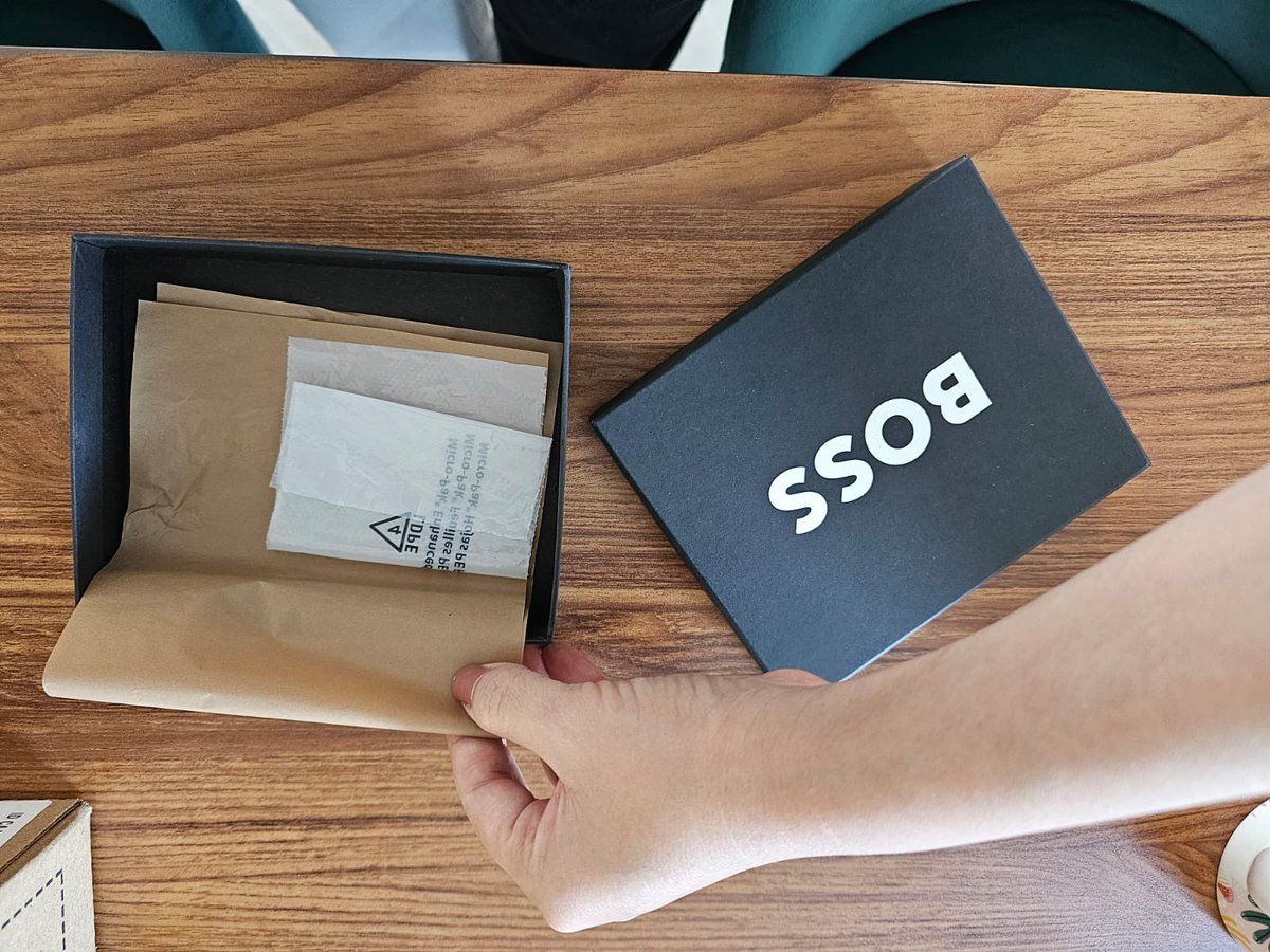 GuerradeMKT's tweet photo. RT Denuncia pública: Mi regalo de navidad comprado en línea en @palaciohierro terminó siendo un ROBO se pagó, se recibió y al abrir el regalo la caja embalada por ellos venía VACÍA. https://t.co/oxgGoS0Qbf