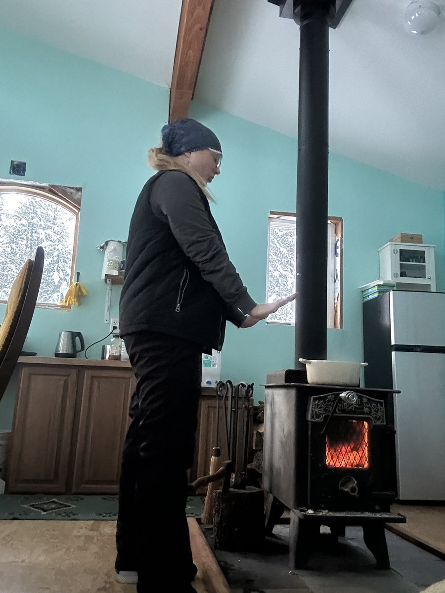 DominaVontana's tweet image. When the ones you love put you under attack redirect redirect redirect. Remind me them they are the one in control. Assert their autonomy/responsibility. Then take a break. Cabins great. #Selffirst. Not selfish. No ones gonna trigger me during my midwinter wonderland vaykay 😏