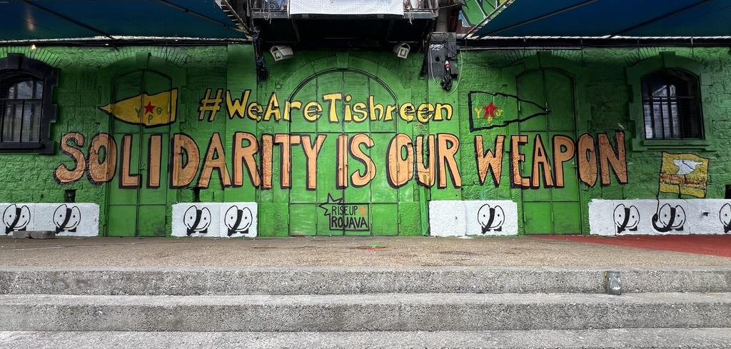 Der wichtige Tishrin Staudamm wird seit einem Monat von der Bevölkerung Rojavas kollektiv verteidigt!

Warum das so wichtig ist, und warum es uns als Internationalist:innen auch braucht &gt;&gt;&gt; in Thread!

🧵