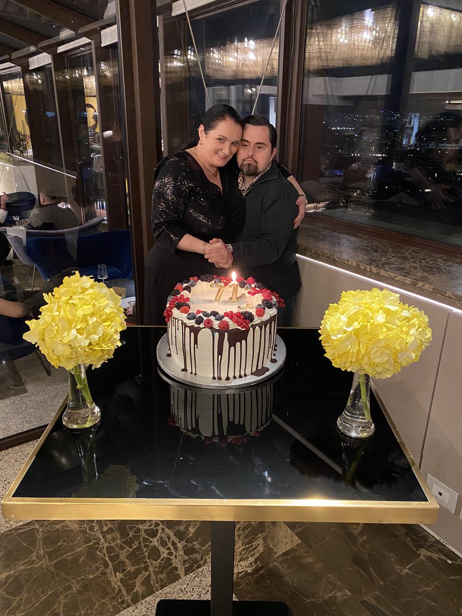 Ninguno de los 2 cumplió 71 años;el destino quiso que mis 2 enormes y amadas joyas cumplan años el mismo día,la suma de ambos da los 71 del pastel celebratorio! Feliz Cumpleaños/Happy Birthday/Buon Compleanno Fionita&amp;Fer. F&amp;F!