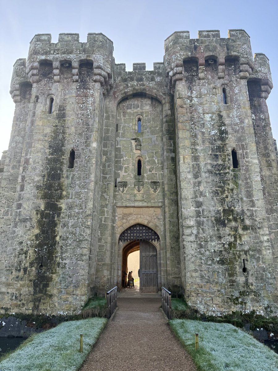 View of the entrance to Bodiam Castle, East Sussex 🏴󠁧󠁢󠁥󠁮󠁧󠁿 just as the fog was lifting
