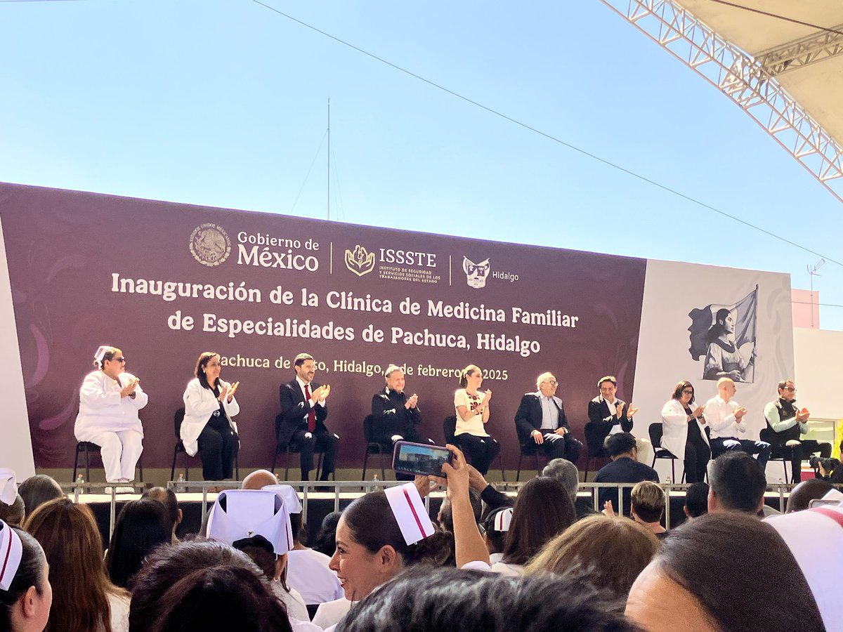 IsssteHidalgo's tweet photo. El DG @martibatres en su intervención resalta el equipamiento que han recibido los hospitales del @ISSSTE_mx en el país; así como la edificación de esta #CMFE, la cual brindará atención a más de 160 mil derechohabientes.
#NuevaClínicaISSSTEPachuca https://t.co/FCNbkggTdx