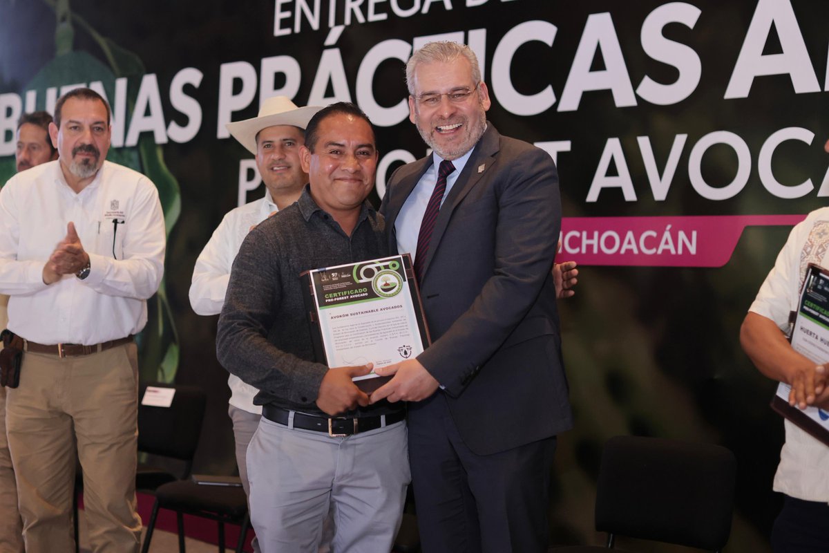 Hicimos entrega de las primeras certificaciones contra la deforestación y las buenas prácticas del cultivo de aguacate ProForest Avocado a dos huertas y seis empacadoras de Uruapan que, en conjunto, comercializan el 31% de las exportaciones de aguacate michoacano a Estados