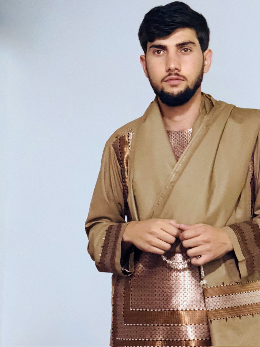 که ستا نامه اخلو هم ، خولې ته مو راځی زخمونه
یو زخم  نه  دې ، زمونږ  ټوله  زندګي  زخمونه
وینه قطره قطره راتوی شوه د ګلاب له شون‌ډو
څوک به تر کومې په سینه  کې پټ ساتي زخمونه
تسنيم خدامست