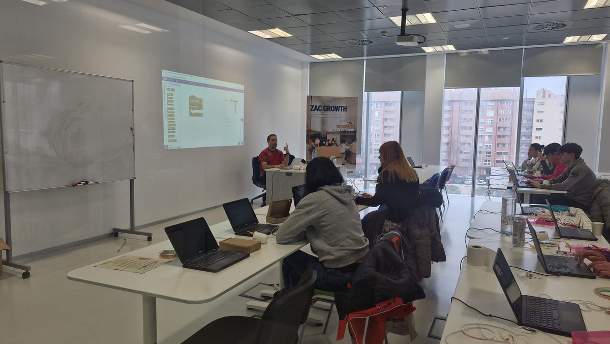 Un día intenso de talleres y mesa redonda con referentes de toda España en el I Congreso Nacional STEAM España #LeadingTheFuture #Conectados #adncentroeducativo
#edelvives