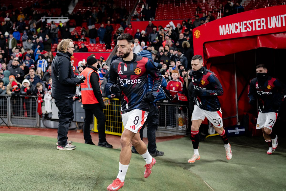 ManUtd's tweet photo. Turning up the heat at a cold Old Trafford ♨️

#MUFC || #FACup https://t.co/PcvmGkvsQs