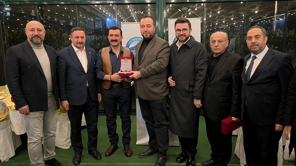 Ev sahipliği ile bu güzel buluşmaya vesile olan İSTKAYDER Başkanı Fikret Şahin’e, Tomarzalılar Vakfı Başkanı Ömer Fatih Karayel’e katılımlarından dolayı Milletvekillerimiz İsmail Emrah Karayel’e, Sami Dedeoğlu’na teşekkür ediyoruz. Sağ olsun var olsunlar.