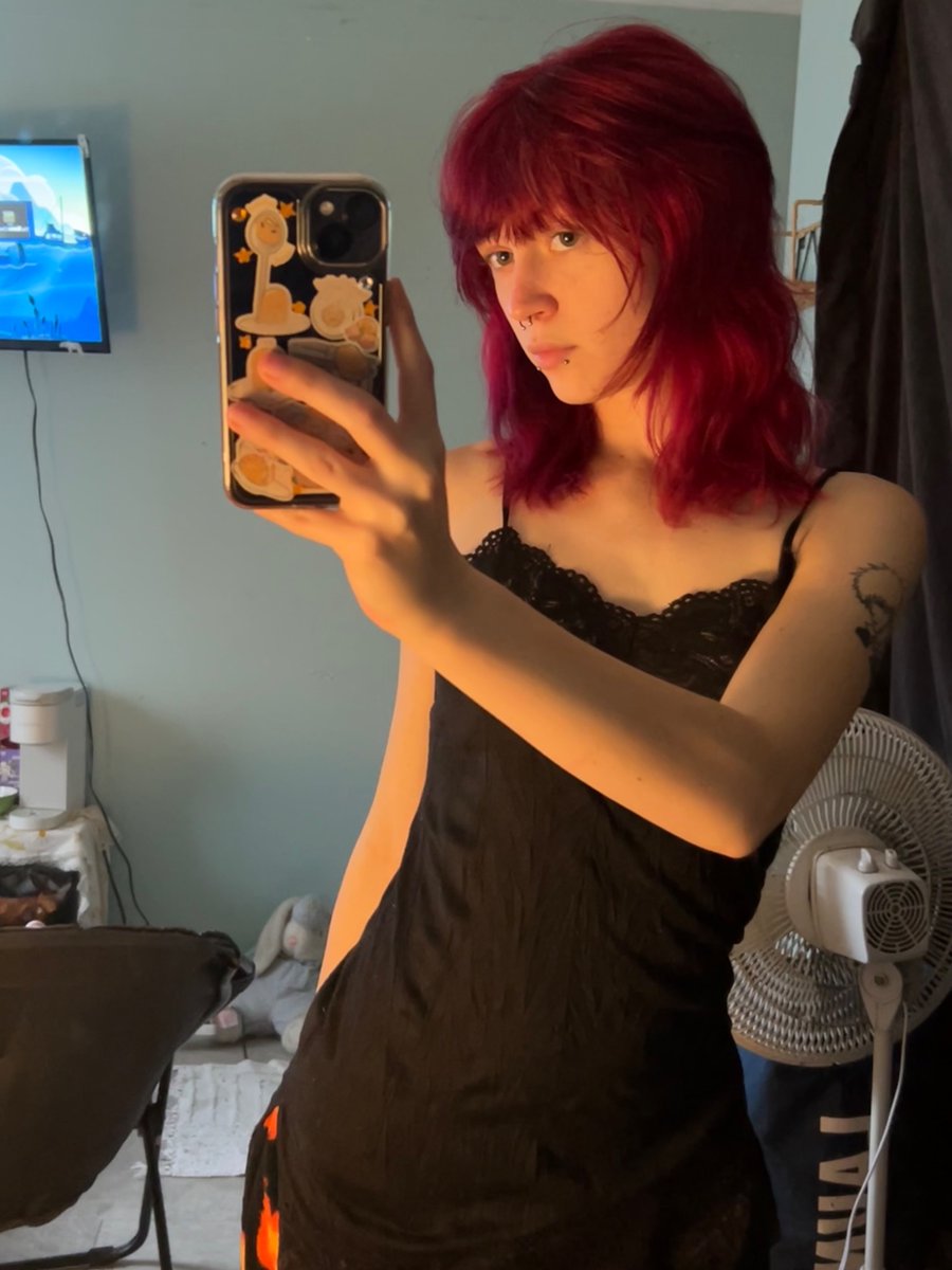 ghostlyvirtual's tweet image. me vs my goal physique 🙂‍↕️