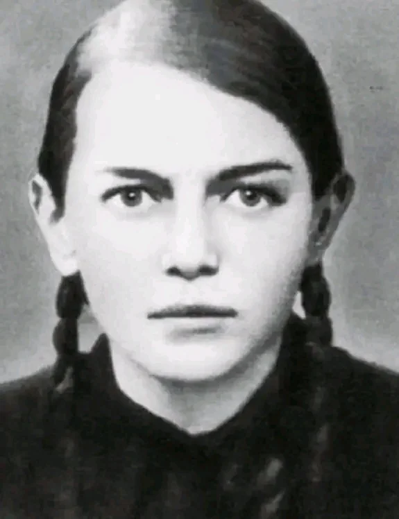 _HistoryNerd's tweet photo. Zinaida Portnova took the lives of more than 100 Nazis by poisoning their food at just 16 years of age.

She was captured by the Gestapo and while being interrogated, she disarmed the Nazi detective and shot him in the head.

In her attempt to escape, she executed 2 more Nazis. https://t.co/zLEPzNHZRj