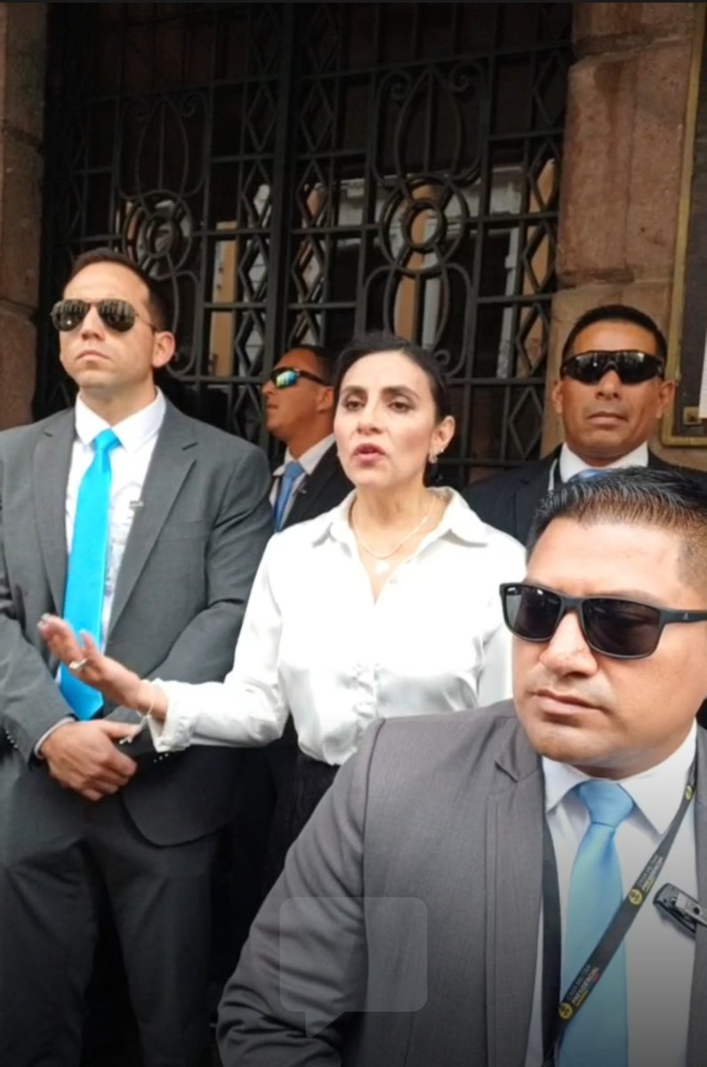 afsprensa's tweet photo. (A.F.S) 07-02-2025 VERONICA ABAD Y LA JUEZA NUBIA VERA INTENTAN INGRESAR A LA VICEPRESIDENCIA DE LA REPUBLICA EN FALLIDO INTENTO DEJAN CONSTANCIA A UN CAPITAN DE POLICIA /A.F.S https://t.co/xCF17dk8r0