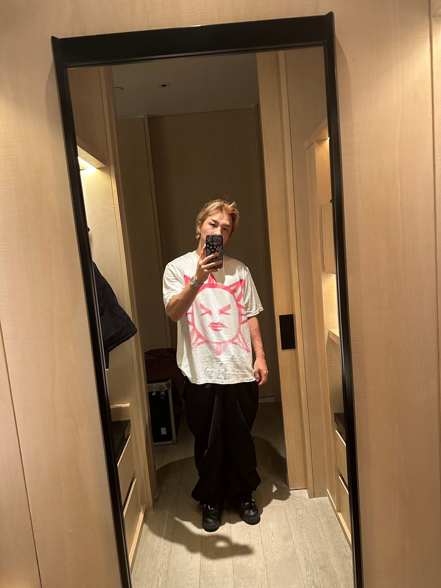 헐뭐야 머리부시시한거 너무 긔여워 옷도 태양이야