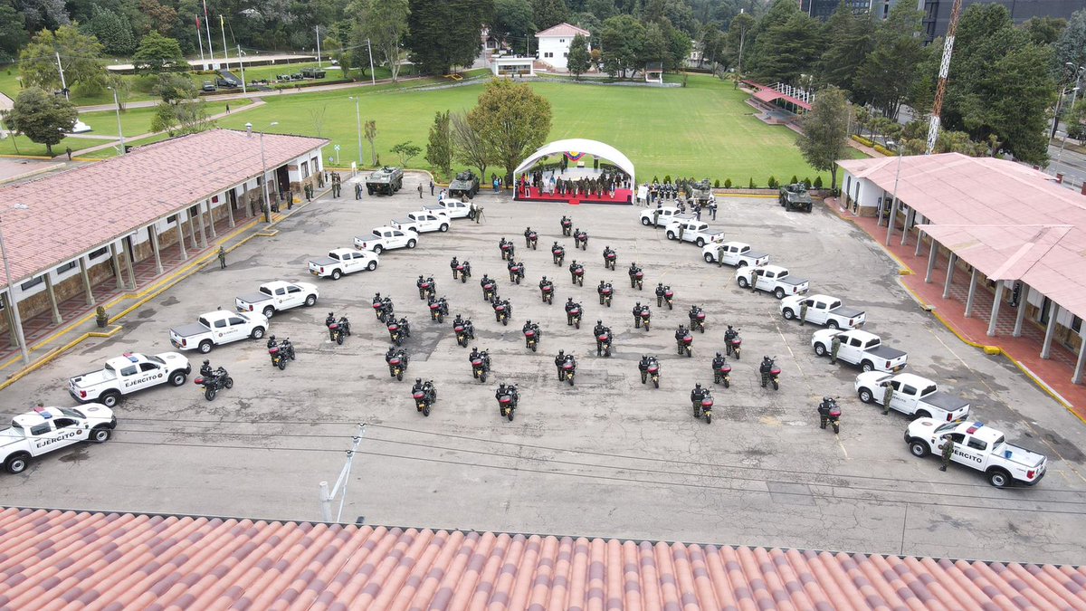 ElVisionar1999's tweet photo. #NoticiasCundinamarca @CundinamarcaGob @COL_EJERCITO  #Colombia #NoticiasColombia Brigada13 fortalecerá la seguridad en Cundinamarca con nuevo parque automotor entregado por la Gobernación compuesto por 17 camionetas y 40 motocicletas, esta es una inversión de $6.608.527.156. https://t.co/dd6X4pulB8