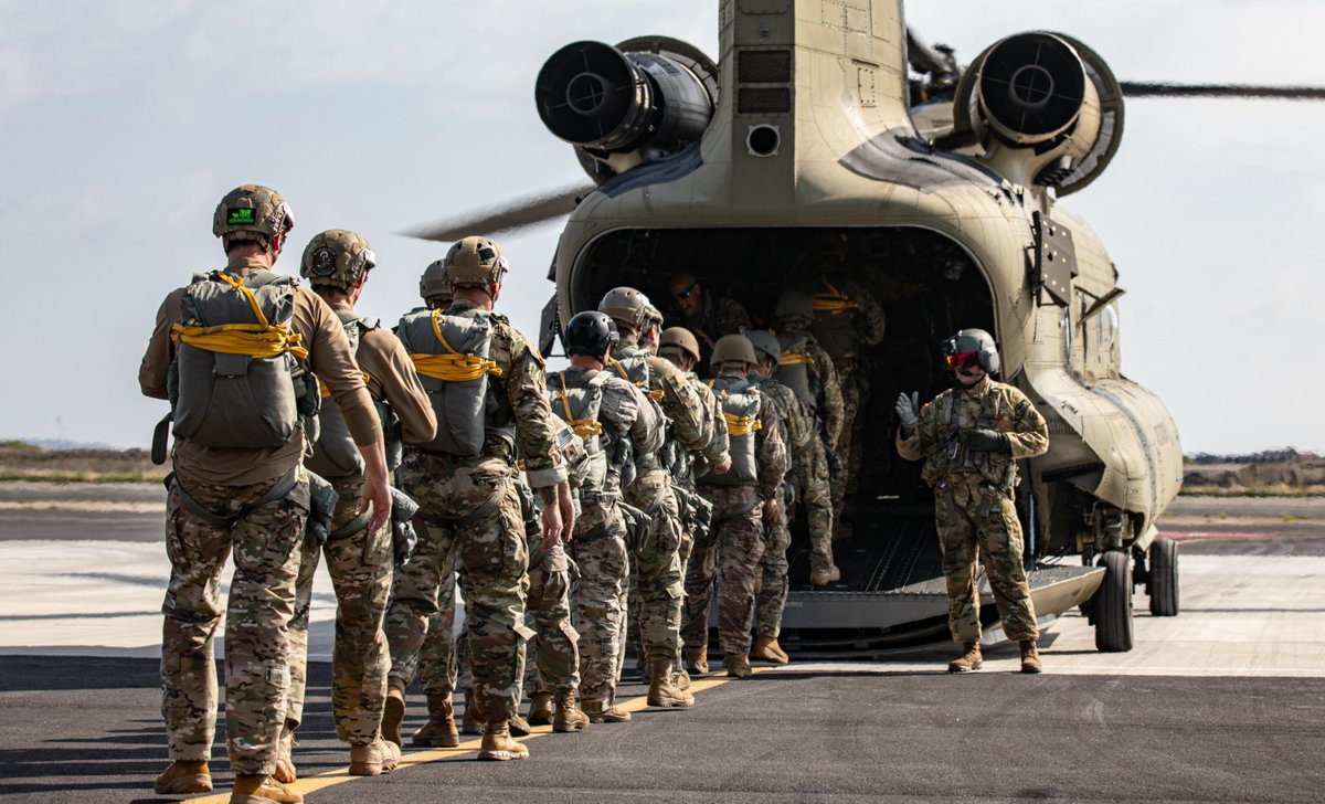 A U.S. Army Paratroopers and other Paratroopers from partner nations walk up to board a CH-47 Chinook Helicopter during Leapfest 2024 at Quonset Point Air National Guard Base, North Kingston, Rhode Island, August 3, 2024. 
📷 photo by Sgt. 1st Class Austin Berner