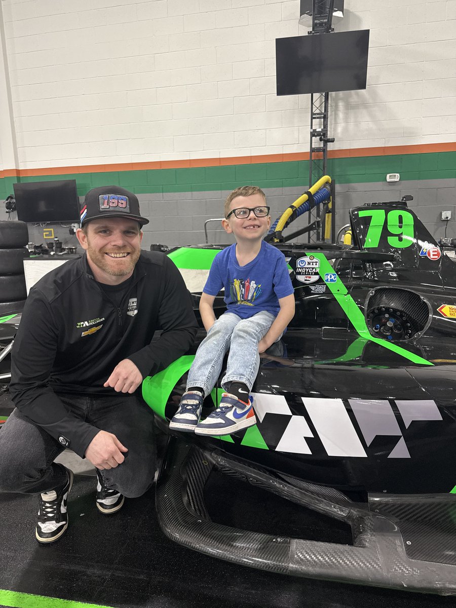 juncoshollinger's tweet photo. You know what makes a shop tour even better? A surprise visit from @ConorDaly22 and @StingRayRobb! 🏎️
 
Happy Birthday Leo! 🎉

#JHR #JuncosHollinger #SRR77 #CD78 https://t.co/a69Qu1wqF3