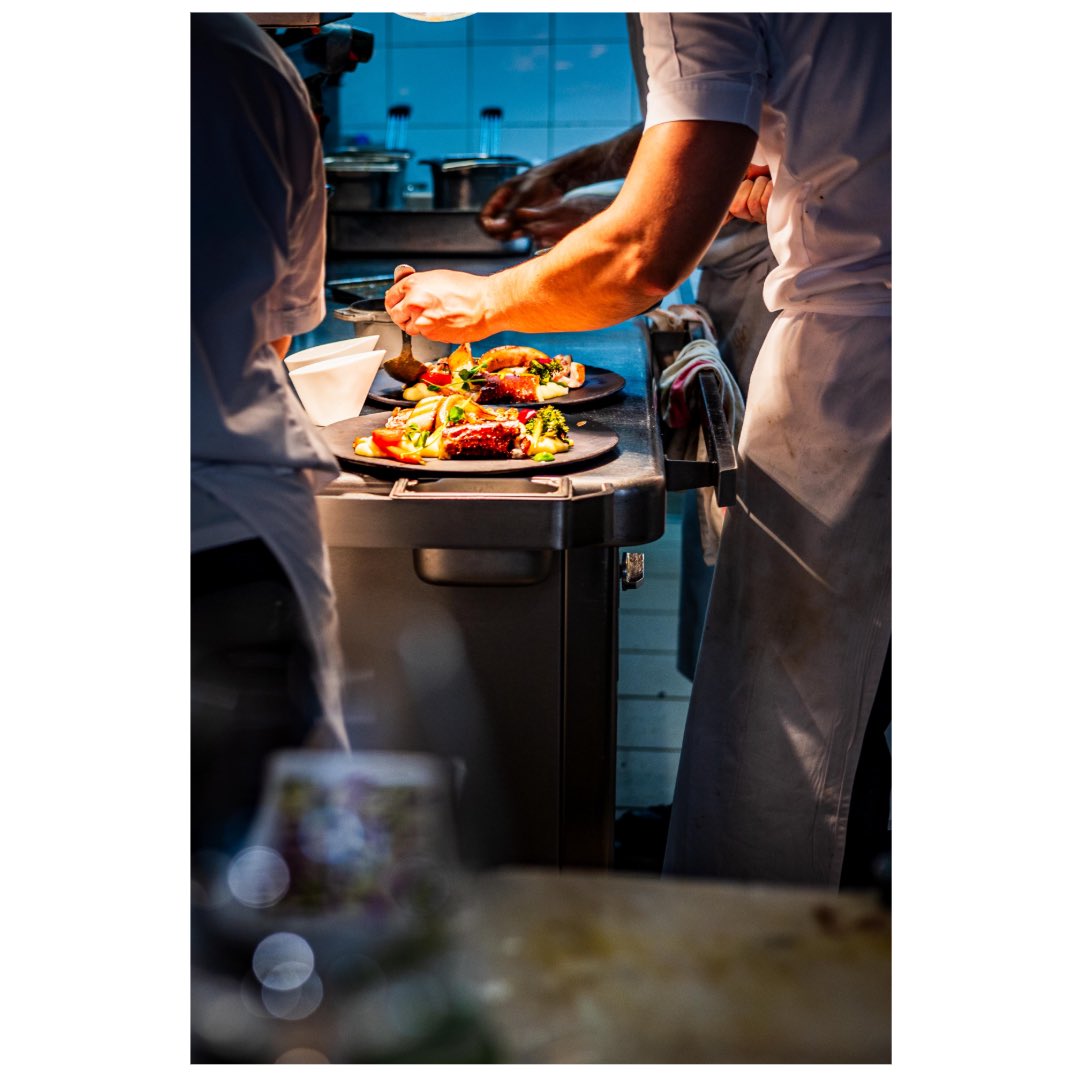 gbarja's tweet photo. Merci @leclosdeslys66 pour ce repas au comptoir.
Merci pour ces moments d’échanges. 
Merci pour la bonne humeur de votre brigade. 
Merci pour ce ballet des mains qui sont les outils des artisans. 

#cuisine #restaurant #perpignan #pyrennesorientales #occitanie #artisan #artisanat https://t.co/AQ3CveIl64